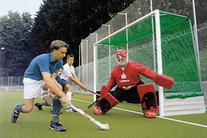 Feldhockeynetz grün, mit Spielern und Torwart, Außenaufnahme