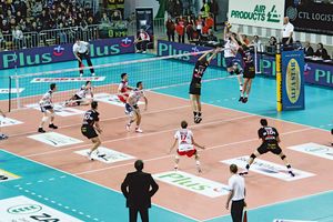 Volleyball Turnierspiel mit männlichen Spieler in der Halle