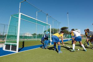 Hockey Spielerinnen im Angriff auf das Tor, Außenaufnahme