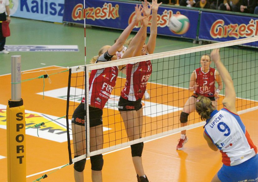 Volleyball Turniernetz mit 2 Spielerinnen am blocken und eine Spielerin am Schmettern