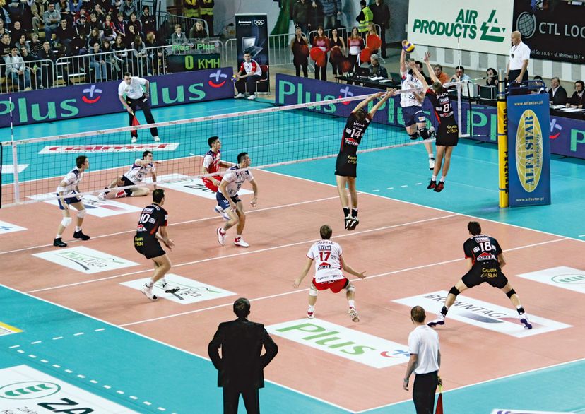 Volleyball Turnierspiel mit männlichen Spieler in der Halle