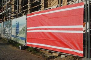 Tweekleurig werfhekgaas 180g/m² met bevestigingsogen om de 50 cm
